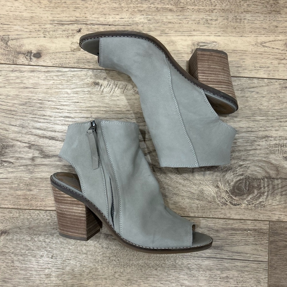 LUCKY BRAND suede open toed heeled shoes